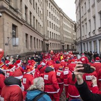 ФОТО: В Риге прошел благотворительный забег Дедов Морозов