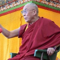 Dalailamas vizīti atzīmēs ar akciju - Daugavā kaisīs baltas lilijas