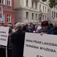 ВИДЕО: Приехавшие в Ригу латгальцы провели возле Сейма пикет в поддержку Зейли