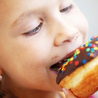 Высокое потребление сахара в детстве — пристрастие к алкоголю в юности