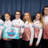 Latvijas junioru kērlinga izlasēm uzvaras PČ otrajā dienā