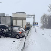 Foto: Pie Tallinas spēcīgā sniegputenī notikusi 25 spēkratu masveida avārija