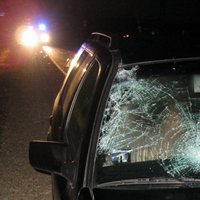 На шоссе Рига-Вентспилс автомобиль насмерть сбил пешехода
