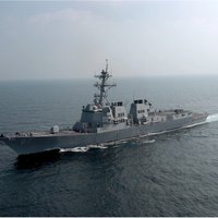 Эсминец ВМС США попал под ракетный обстрел близ Йемена
