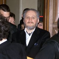 Karloss Šakālis tiesā apstrīd mūža ieslodzījumu par spridzināšanām Francijā