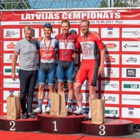 Skujiņš par spīti velosipēda defektam triumfē Latvijas čempionātā solo braucienā