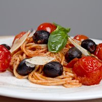 Cпагетти с томатами и маслинами