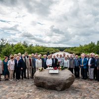 Foto: Likteņdārzā atklāta piemiņas vieta Latvijas dibinātājiem un atjaunotājiem