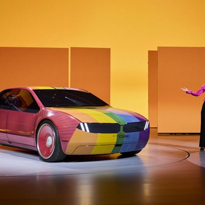 'BMW i Vision Dee' demonstrē, kā nākotnē izskatīsies 3. sērijas modelis