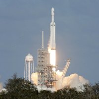 Video: Kosmosā palaiž milzīgo 'SpaceX' raķeti 'Falcon Heavy'