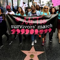 Foto: Holivudā simtiem cilvēku piedalās demonstrācijā pret seksuālu uzmākšanos