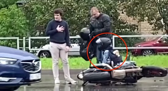 Video: Motocikls ar mazu bērnu kā pasažieri Rīgā iekļuvis negadījumā