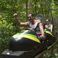 Neparasts tūrisma objekts – bobsleja trase Jamaikas džungļos ar skatu uz Karību jūru