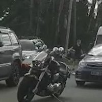 Video: Motociklists un autovadītājs izvicina dūres pie Dreiliņu apļa