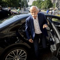 'Daimler' vadītājs Dīters Ceče nākamgad pametīs amatu