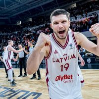 Latvijas basketbolisti nervus kutinošā cīņā otro reizi pēc kārtas pieveic Spāniju