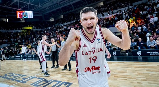 Latvijas basketbolisti nervus kutinošā cīņā otro reizi pēc kārtas pieveic Spāniju