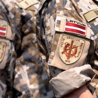 Латвийские солдаты с военной техникой участвуют в учениях НАТО в Солсбери
