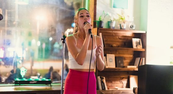 19 gadus vecā Alise kļūst par 'Ezīša' karaokes čempionāta uzvarētāju