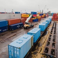 Foto: Rīgas ostā pienāk pirmais graudu konteinervilciens no Ukrainas