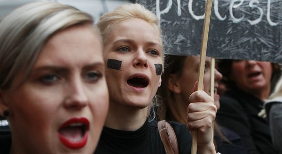 "Мое тело — мой выбор". Право на аборт во Франции будет закреплено в конституции