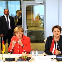 Vācijas kanclere: ES varētu izskatīt atbalsta iespējas Krievijas sankciju skartajiem ražotājiem