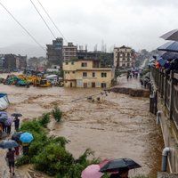 Foto: Nepālā plūdos un zemes nogruvumos dzīvību zaudējuši 43 cilvēki