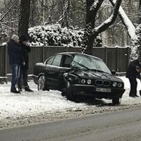 Sniegs Rīgas ielās, vecs BMW un koks – klasiski avārijas ingredienti