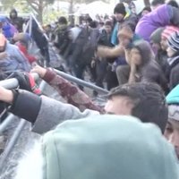 Video: Migrantu pūļi laužas Maķedonijā; policija pielieto asaru gāzi