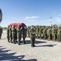 Rīgas lidostā atvadās no militāro apmācību laikā bojāgājušās Albānijas seržantes