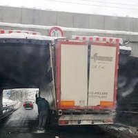 Zem Akmens tilta iesprūst kravas auto