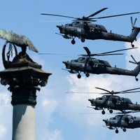 Video: Krievijas iznīcinātāju un helikopteru piloti demonstrē prasmes Krimā