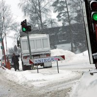 Зима наступает: на севере Латвии – снег, метель и гололед