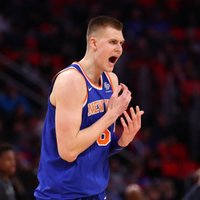 Mediji: Ņujorkas 'Knicks' varētu iemainīt Porziņģi, lai iegūtu Lenardu