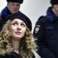Участница Pussy Riot Алехина покинула Россию — она скрылась от полиции, переодевшись в форму курьера