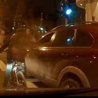 Video: Velosipēdists nekaunīgam šoferim atgādina par velojoslu