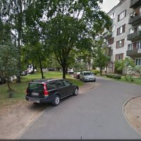Жители Пурвциемса: 30 лет ставили машины в своем дворе, а теперь нельзя?