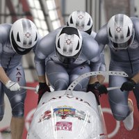 Олимпиада: четверка Мелбардиса делит пятое место после двух заездов в бобслее