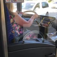 ВИДЕО: Водитель троллейбуса "сидит" в телефоне за рулем