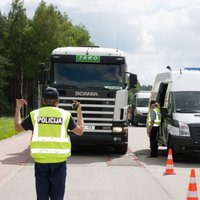 Kravas auto uz Liepājas šosejas pagaidu tilta neievēro svara ierobežojumus; LVC vēršas policijā