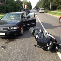 Motociklists: Valdlaučos 'Audi' vadītājs mani speciāli notrieca