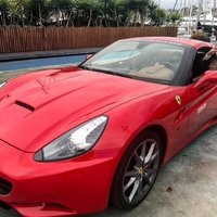 Latviešu kailfoto modele vizinās ar šiku 'Ferrari' kabrioletu