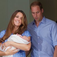 Уильям и Кейт показали публике новорожденного принца