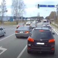 Video: Bezkaunīgs BMW vadītājs iespraucas rindā pie luksofora