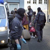 Vācijā policija atklāj piespiedu prostitūcijas grupējumu; vairāk kā 100 aizturēto