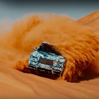 Video: 'Rolls-Royce' paaugstinātās pārgājības auto plosās tuksnesī