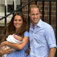Britu ļaudis pirmo reizi skata vaigā jaundzimušo princi