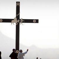 Pāvests Meksikā pie ASV robežas nosoda 'piespiedu migrāciju'
