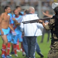 Аргентинские футболисты повздорили с бразильским спецназом