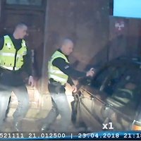 Video: Liepājā no policijas bēgošs dzērājšoferis iestūrē sienā; salonā pārsteidz nikns suns